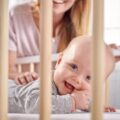 KINDERKRAFT SELECT Postieľka drevená so zábranou Nico White, Premium