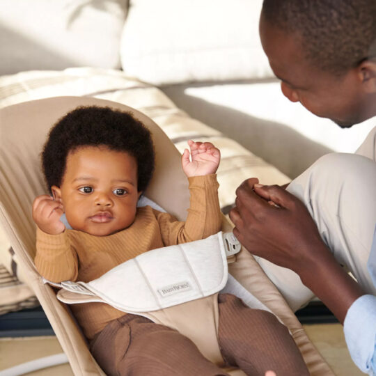 BABYBJÖRN Lehátko Balance Soft Woven Beige/ grey Jersey, svetlá konštrukcia