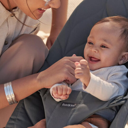 BABYBJÖRN Lehátko Bliss Anthracite cotton Petal, tmavá šedá konštrukcia