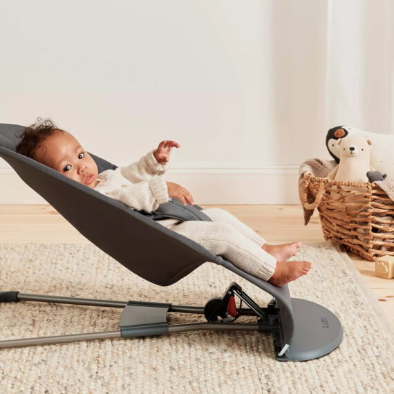 BABYBJÖRN Lehátko Bliss Anthracite cotton Petal, tmavá šedá konštrukcia