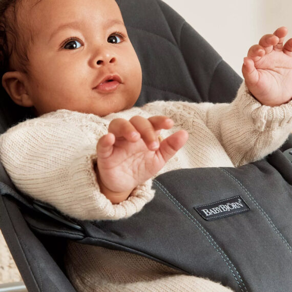 BABYBJÖRN Lehátko Bliss Anthracite cotton Petal, tmavá šedá konštrukcia