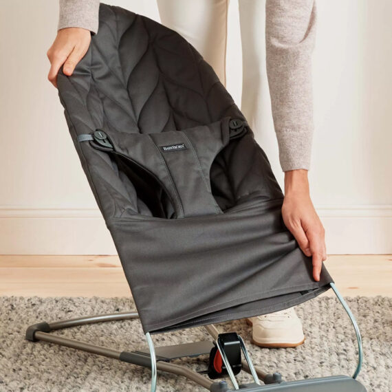 BABYBJÖRN Lehátko Bliss Anthracite cotton Petal, tmavá šedá konštrukcia