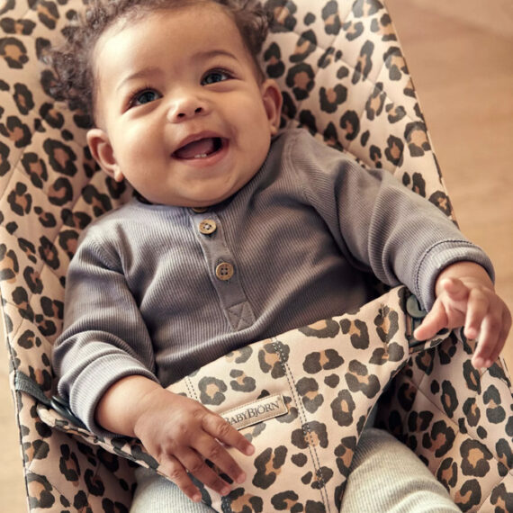 BABYBJÖRN Lehátko Bliss Beige Leopard print cotton, tmavá šedá konštrukcia