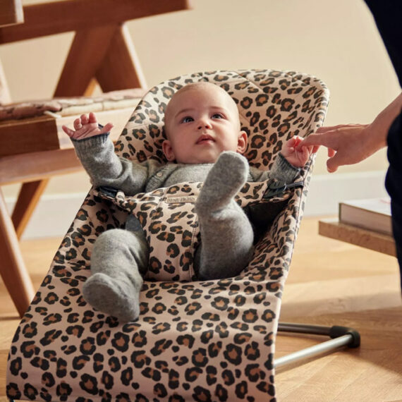 BABYBJÖRN Lehátko Bliss Beige Leopard print cotton, tmavá šedá konštrukcia