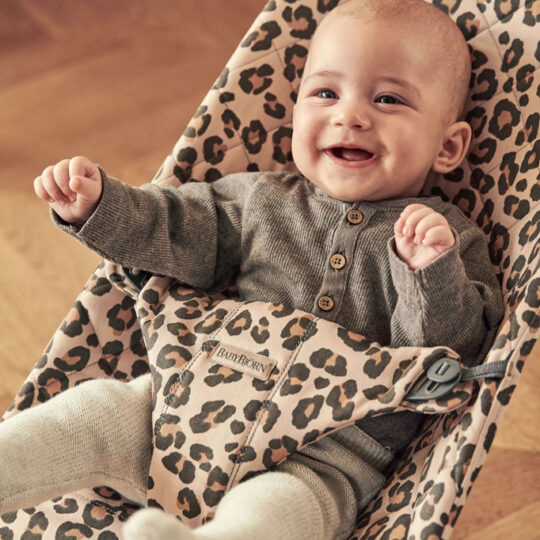 BABYBJÖRN Lehátko Bliss Beige Leopard print cotton, tmavá šedá konštrukcia
