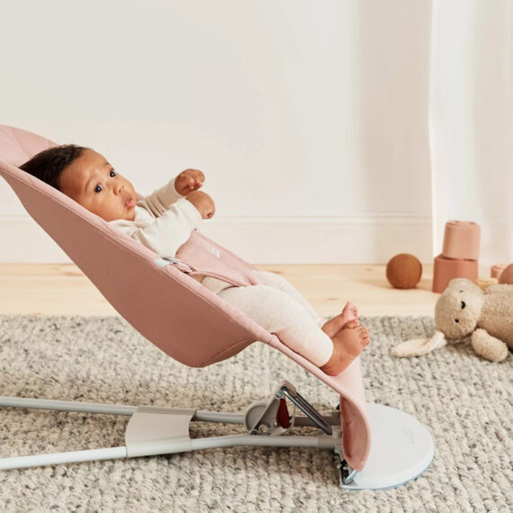 BABYBJÖRN Lehátko Bliss Dusty pink cotton Petal, svetlá šedá konštrukcia