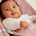 BABYBJÖRN Lehátko Bliss Dusty pink cotton Petal, svetlá šedá konštrukcia