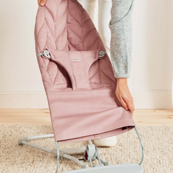 BABYBJÖRN Lehátko Bliss Dusty pink cotton Petal, svetlá šedá konštrukcia