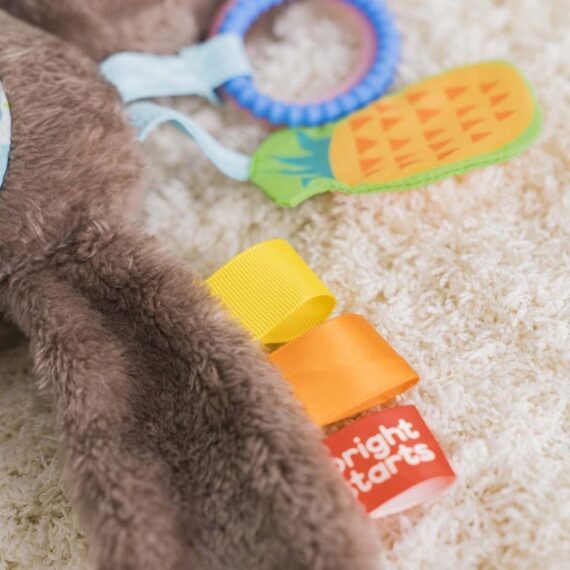 BRIGHT STARTS Hračka plyšová závesná Slingin’ Sloth Travel Buddy 0m+