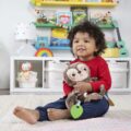 BRIGHT STARTS Hračka plyšová závesná Slingin’ Sloth Travel Buddy 0m+