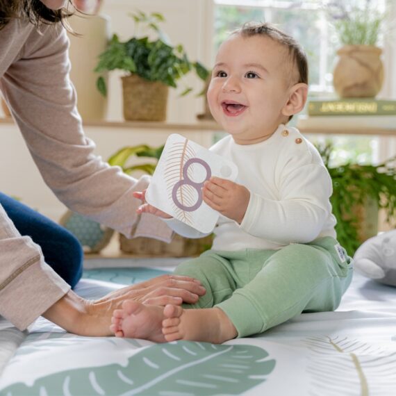INGENUITY Deka na hranie s vankúšikom a mílnikovými kartami Sprout Spot™ 0m+