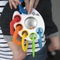 BABY EINSTEIN Hryzačka s hrkálkou s C krúžkami Shake, Rattle&Soothe™ 0m+