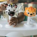 BABY EINSTEIN Podsedák na stoličku s 2 hračkami 2v1 Dine&Discover 6m+ do 23 kg