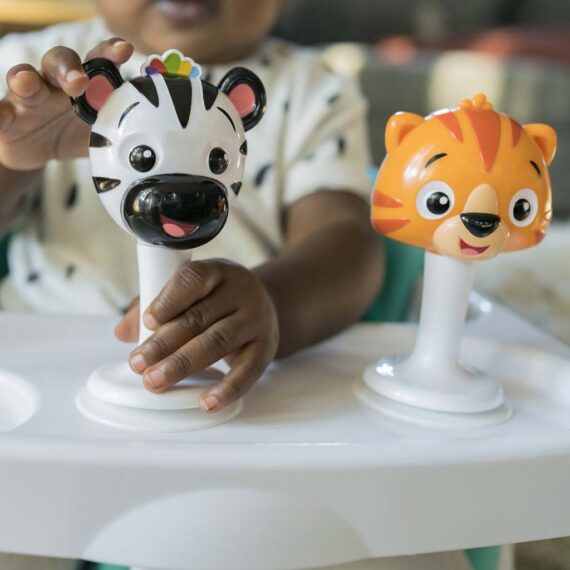 BABY EINSTEIN Podsedák na stoličku s 2 hračkami 2v1 Dine&Discover 6m+ do 23 kg