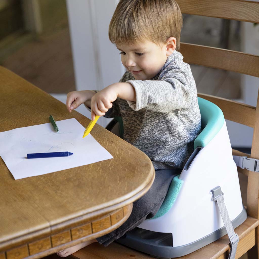 BABY EINSTEIN Podsedák na stoličku s 2 hračkami 2v1 Dine&Discover 6m+ do 23 kg