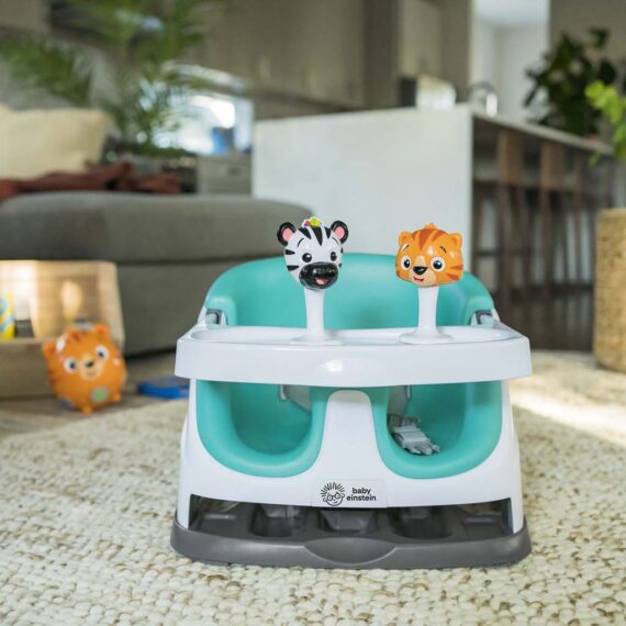 BABY EINSTEIN Podsedák na stoličku s 2 hračkami 2v1 Dine&Discover 6m+ do 23 kg