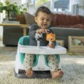 BABY EINSTEIN Podsedák na stoličku s 2 hračkami 2v1 Dine&Discover 6m+ do 23 kg