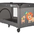 PETITE&MARS Postieľka cestovná Koot – Lion Grey + Prenosný projektor 3v1 Hooty 0m+