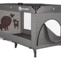 PETITE&MARS Postieľka cestovná Koot – Lion Grey + Prenosný projektor 3v1 Hooty 0m+