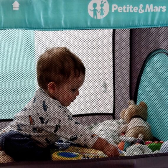 PETITE&MARS Postieľka cestovná Koot – Lion Yellow + Prenosný projektor 3v1 Hooty 0m+