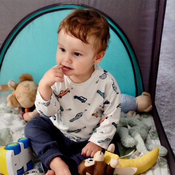 PETITE&MARS Postieľka cestovná Koot – Lion Yellow + Prenosný projektor 3v1 Hooty 0m+