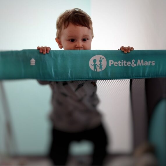 PETITE&MARS Postieľka cestovná Koot – Lion Yellow + Prenosný projektor 3v1 Hooty 0m+