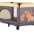 PETITE&MARS Postieľka cestovná Koot – Lion Yellow + Prenosný projektor 3v1 Hooty 0m+