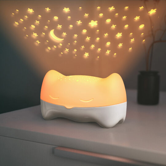 PETITE&MARS Postieľka cestovná Koot – Lion Yellow + Prenosný projektor 3v1 Hooty 0m+