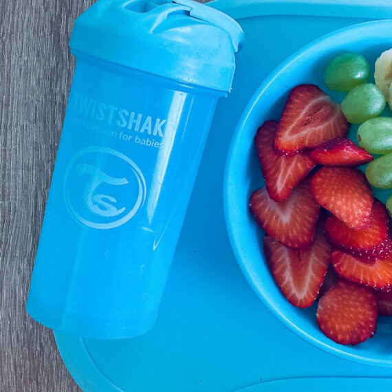 TWISTSHAKE Fľaša netečúca so slamkou 360 ml pastelovo modrá 6m+