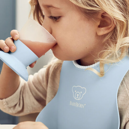 BABYBJÖRN Podbradník Baby púdrovo modrý