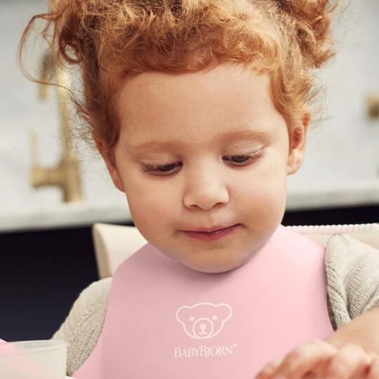 BABYBJÖRN Podbradník Baby púdrovo ružový