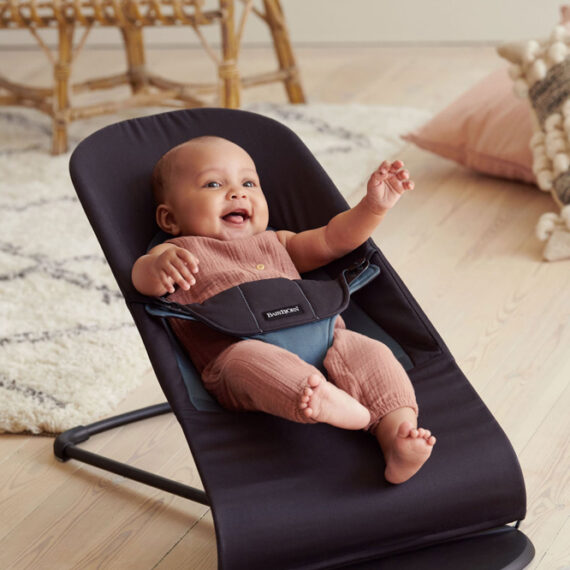 BABYBJÖRN Lehátko Balance Soft s hračkou Black/Dark Grey