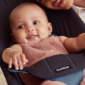 BABYBJÖRN Lehátko Balance Soft s hračkou Black/Dark Grey