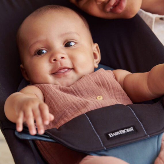 BABYBJÖRN Lehátko Balance Soft s hračkou Black/Dark Grey