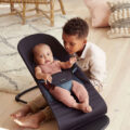BABYBJÖRN Lehátko Balance Soft s hračkou Black/Dark Grey