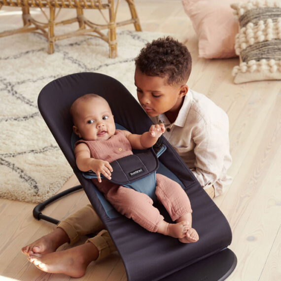 BABYBJÖRN Lehátko Balance Soft s hračkou Black/Dark Grey