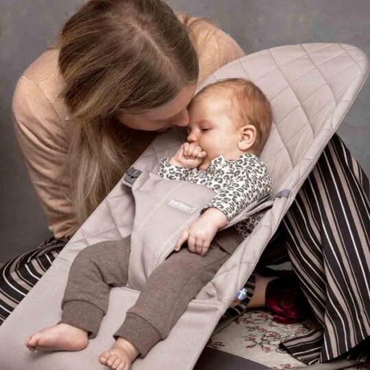 BABYBJÖRN Lehátko Bliss Cotton, Sand Grey s hračkou