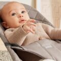 BABYBJÖRN Lehátko Bliss Cotton, Sand Grey s hračkou