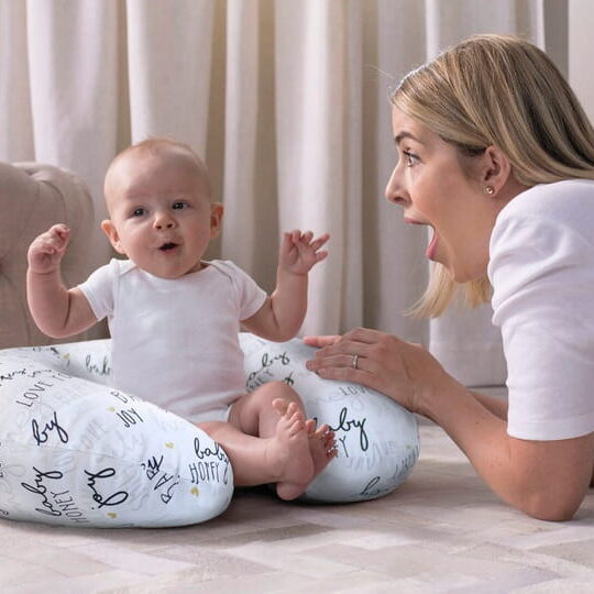 CHICCO Vankúš na dojčenie Boppy – Hello Baby