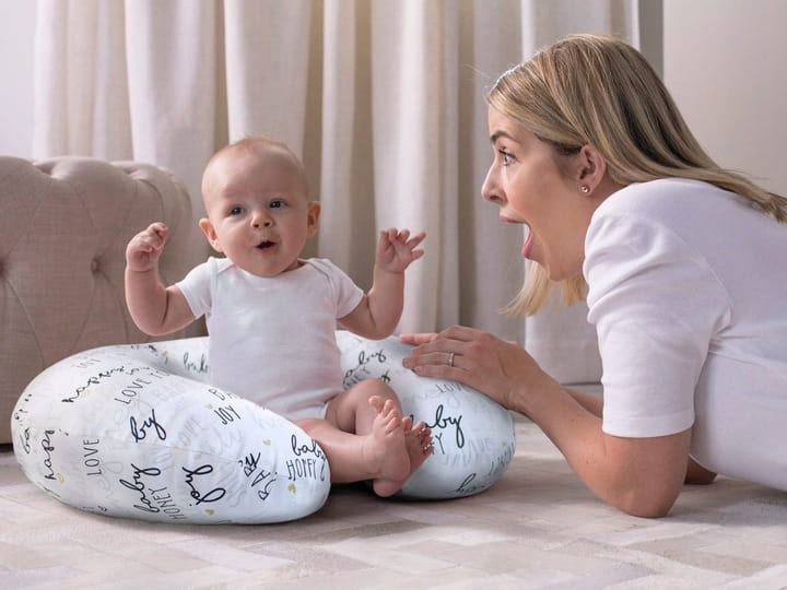 CHICCO Vankúš na dojčenie Boppy – Hello Baby