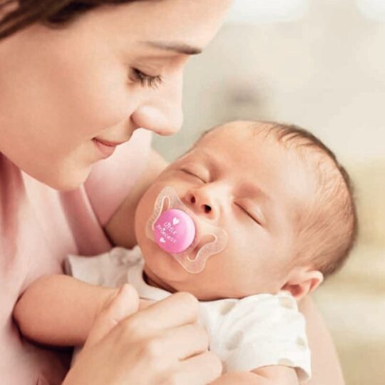 CHICCO Cumlík Physio Micro silikónový 0-2m dievča – text/korunka 2 ks