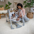 INGENUITY Hojdačka konvertibilná cestovná s melódiou Bella Teddy™ 0m+ do 9kg