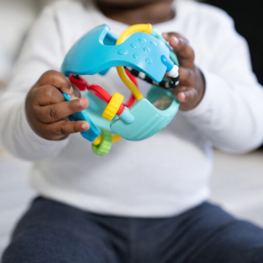 BABY EINSTEIN Hračka senzorická lopta s hryzačkou Rattle & Sense™ 3m+
