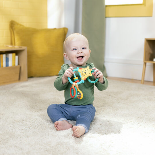 BRIGHT STARTS Hračka na C krúžku aktívna Winnie the Pooh Busy Bear™ 0m+