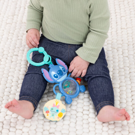 BRIGHT STARTS Hračka na C krúžku senzorická Stitch Tummy Tumble™ 0m+