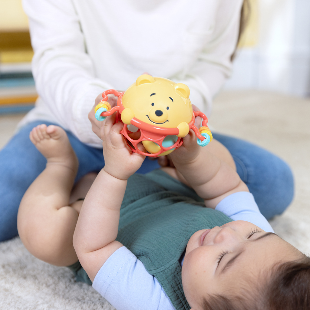 BRIGHT STARTS Hračka Oball hrkálka Winnie the Pooh Jingle & Shake™ 0m+