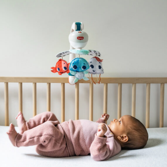 Tiny Love Prenosný kolotoč  na zavesenie s melódiou – Poklady oceánu, 0m+