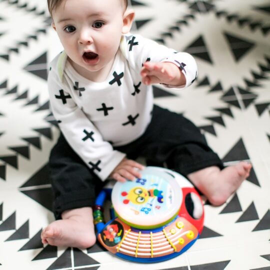 BABY EINSTEIN Hračka multihudobná svetelná  Music Explorer 3m+