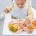 BABYONO Podbradník mäkký plastový s vreckom bez BPA blue 6m+