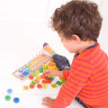 BIGJIGS TOYS Doska nasadzovania s číslami